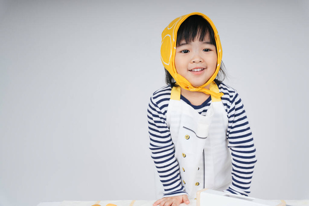 Retrato de un niño tailandés bastante asiático con vendaje amarillo aislado sobre fondo blanco. - Foto, Imagen