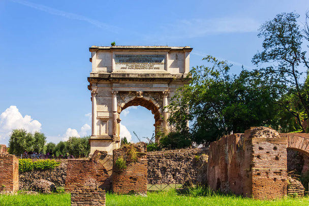 Η αψίδα του Τίτου στο Ρωμαϊκό Φόρουμ, Ρώμη, Ιταλία - Φωτογραφία, εικόνα