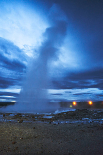 El paisaje nocturno de Geysir en Islandia la gran columna de agua caliente y vapor de agua comienza a desvanecerse - Foto, Imagen