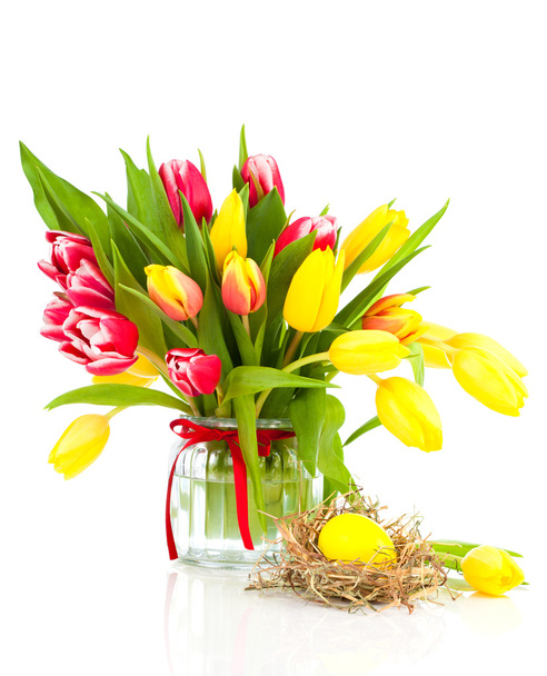 tulpen bloemen met easter egg op een witte achtergrond - Foto, afbeelding