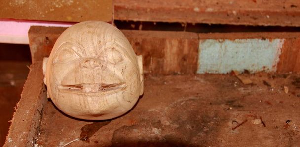 un'immagine di messa a fuoco selettiva, Wayang golek, sotto forma di un burattino in legno intagliato con vari personaggi. Fotografato in bassa luce e immagine di rumore. - Foto, immagini