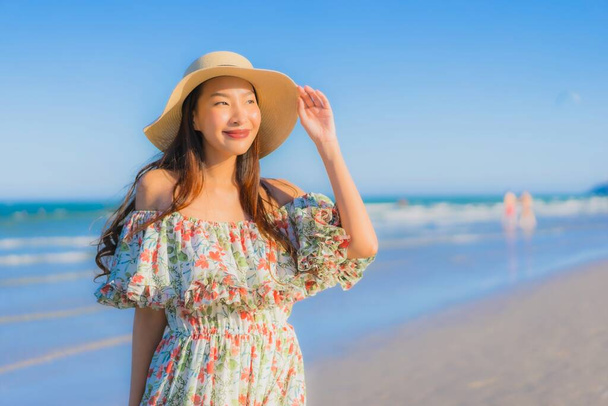 Porträt schöne junge asiatische Frau glücklich Lächeln entspannen rund um tropischen Strand Meer Ozean am blauen Himmel für die Freizeit - Foto, Bild