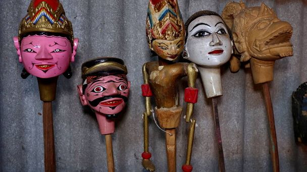 ein selektives Fokusbild, Wayang golek, in Form einer geschnitzten Holzpuppe mit verschiedenen Charakteren. Fotografiert bei wenig Licht und Rauschen. - Foto, Bild