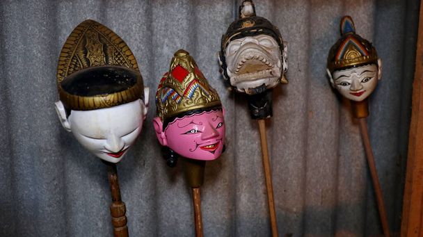 вибіркове зображення фокусу, Wayang golek, у вигляді дерев'яної різьбленої ляльки з різними персонажами. Фотографується в зображенні з низьким рівнем світла і шуму
. - Фото, зображення