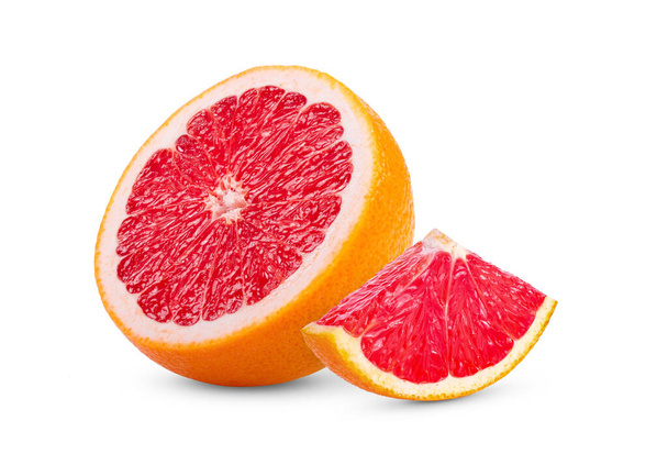 ピンクグレープフルーツの柑橘類の半分を白い背景に隔離された熟した。畑の深さは - 写真・画像