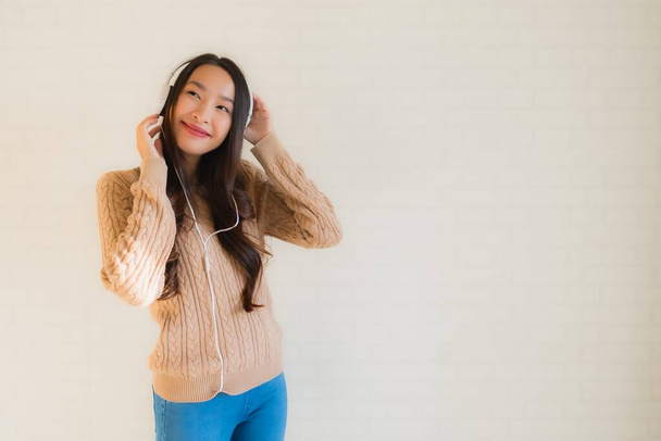 Portrait belles jeunes femmes asiatiques heureux profiter avec écouter de la musique et copier l'espace - Photo, image