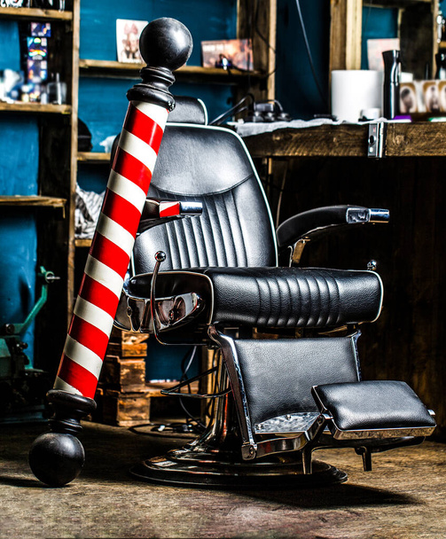 Sessel in Großaufnahme. Friseursalon Stange. Logo des Friseursalons, Symbol. Stilvoller Vintage-Friseurstuhl. Friseursessel, Friseur, Friseursalon, Friseursalon für Männer - Foto, Bild