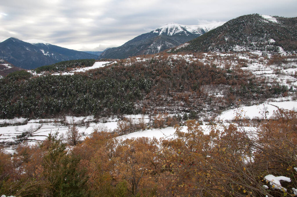 Dolina Broto pokryta śniegiem w Pirenejach. - Zdjęcie, obraz