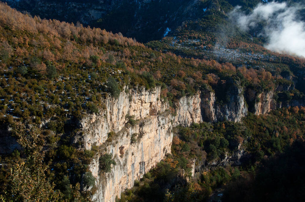 Wąwóz Viandico w Pirenejach Huesca. - Zdjęcie, obraz
