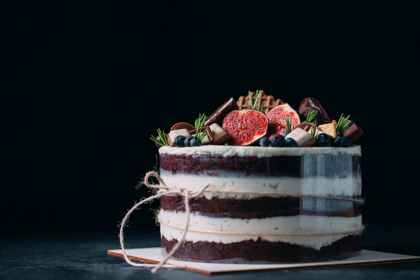 Fruit cake decorated with figs, cookies and blueberries. - Fotoğraf, Görsel
