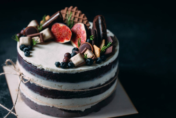 Fruit cake decorated with figs, cookies and blueberries. - Foto, immagini