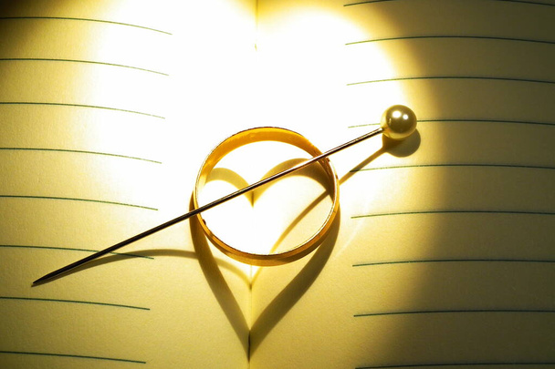 Stylized Wedding Ring on notebook - Foto, Bild