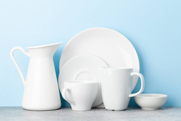 Кухонные принадлежности и посуда на фоне синего фона - Фото, изображение
