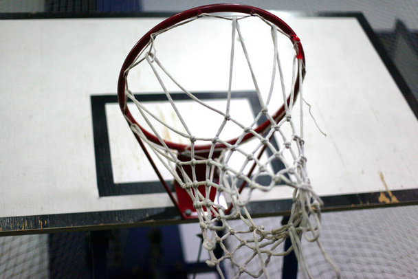Basketbalring met net om basketbal binnen te spelen - Foto, afbeelding