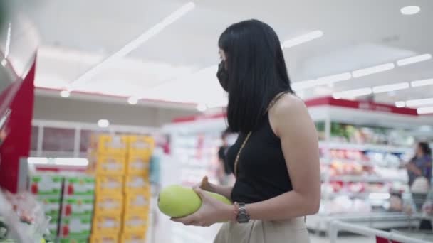 Ağır çekimde Asya 'lı kadınlar, marketten sebze alırken siyah maske takıyor, covid-19 Corona virüsü salgını sırasında yaşam tarzı, ev yemeği hazırlığı, yeni normal yaşam tarzı. - Video, Çekim