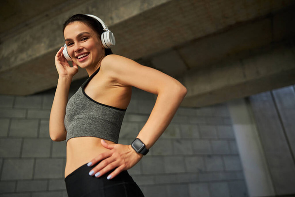 Young cheerful brunette woman listening to music - Foto, immagini