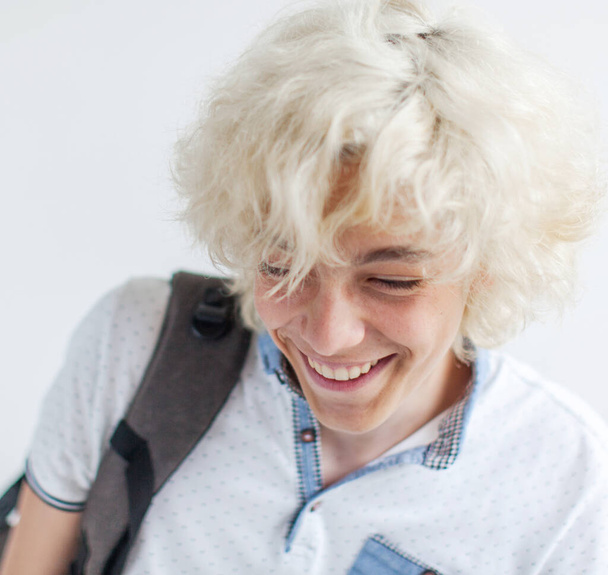 Portrait of cheerful young blond man smiling looking at camera - Valokuva, kuva