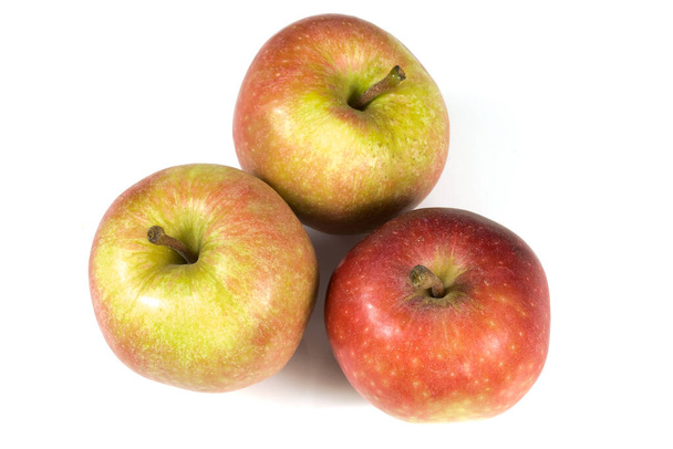 červená a zelená jablka izolované na bílém pozadí - Fotografie, Obrázek