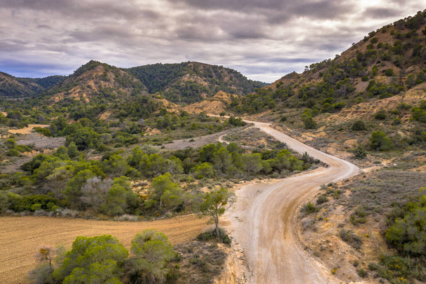 Widok z lotu ptaka przez suchy krajobraz Castejon de Monegros w Alcubierre, Aragon, Hiszpania - Zdjęcie, obraz