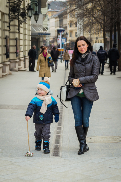 Mère et son fils marchent en ville
 - Photo, image