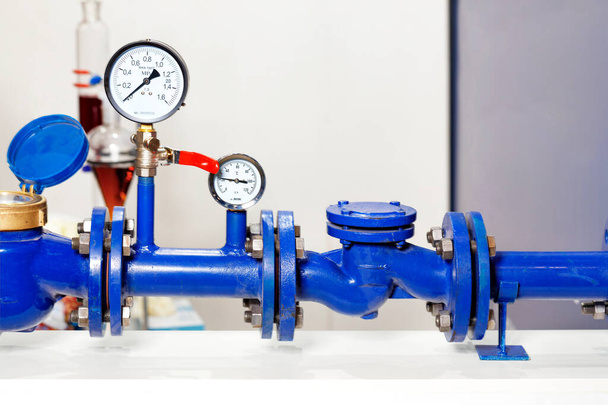 Un ejemplo de la instalación de un sistema de medición y presión de agua, primer plano de manómetros, tuberías y grifos, espacio de copia. - Foto, imagen