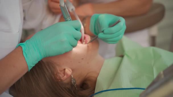 Žena zubařka odstraňuje rovnátka na zuby pacienta na zubní klinice. Medicína, zubařský koncept. Zubní vybavení. Zavřít. - Záběry, video