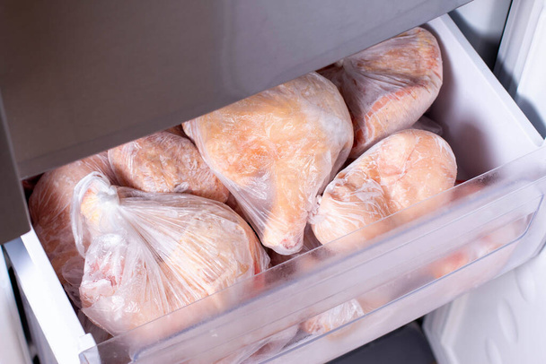 Valikoima jäädytettyä lihaa muovipussissa pakastimessa. Jäädytetyt elintarvikkeet - Valokuva, kuva