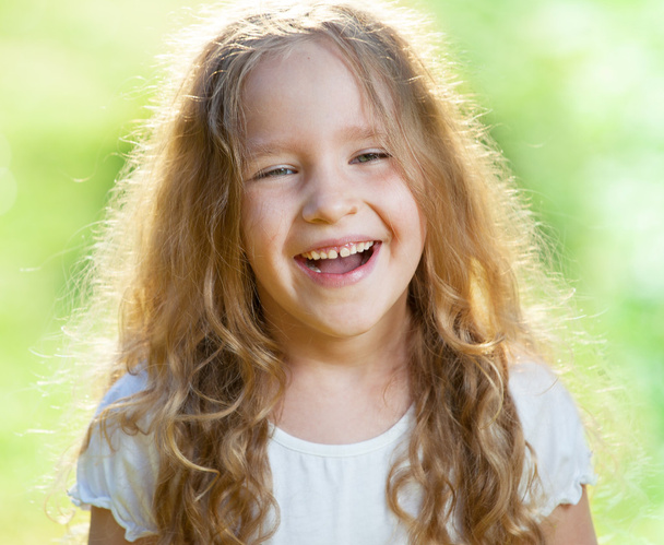草に笑っている女の子 - 写真・画像