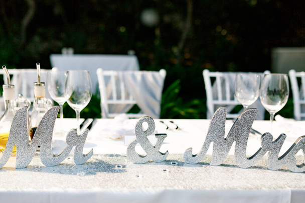 Decoración de la mesa de la boda - Letras de plata brillo Sr y la señora - Foto, Imagen