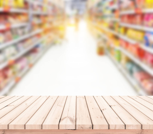 fondo borroso de supermercado y tablones de madera en primer plano  - Foto, imagen