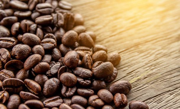 Kaffeebohnen auf altem Holz Hintergrund  - Foto, Bild