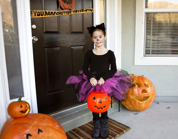 Little girl Trick-or-treating on Halloween - Φωτογραφία, εικόνα