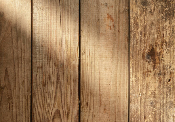 Rustiek houten oppervlak met lichtstraal - bovenaanzicht - Foto, afbeelding
