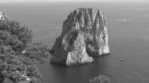 Italie, Capri, vue sur les magnifiques lieux naturels, vidéo d'abord en noir et blanc puis en couleur. Vue des piles - Séquence, vidéo