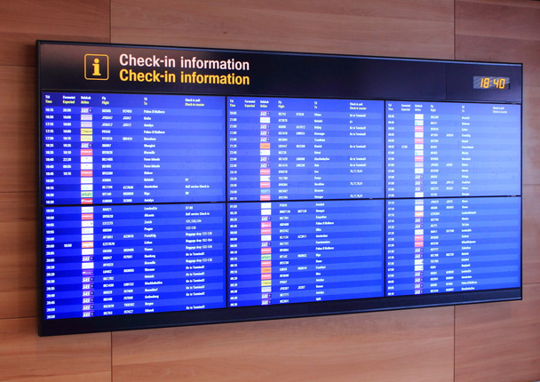 Bording Screen mit Fahrplan am Flughafen - Foto, Bild