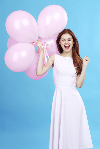 Mulher bonita com balões cor-de-rosa feriado divertido aniversário Presente felicidade azul fundo - Foto, Imagem