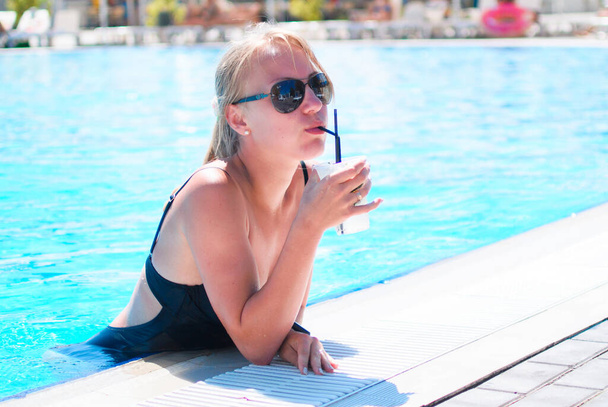 Biała blondynka odpoczynek przy basenie w aquaparku, letnie wakacje - Zdjęcie, obraz