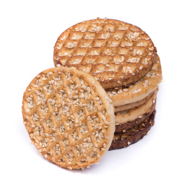 Biscuits croquants avec texture gaufrée et graines de sésame isolées sur fond blanc - Photo, image