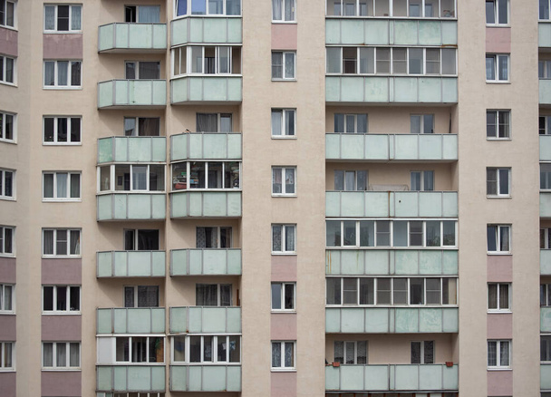 Τυπική πρόσοψη του ρωσικού πολυώροφου κτιρίου κατοικιών με παράθυρα και μπαλκόνια - Φωτογραφία, εικόνα