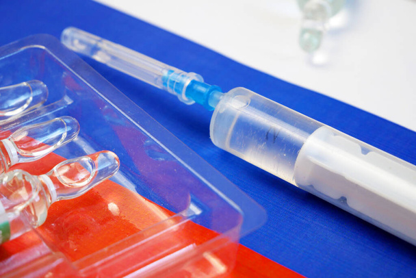 seringa com uma vacina no fundo da bandeira da Federação Russa, vacina contra o coronavírus, Operação Warp Speed - Foto, Imagem