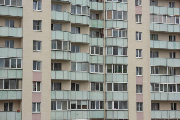 Façade typique du bâtiment résidentiel russe à plusieurs étages - Photo, image