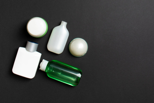 Maqueta de marca Cosmetics SPA, vista superior con espacio para copiar. conjunto de tubos y frascos de crema plana sobre fondo de color. - Foto, imagen