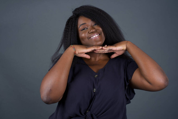 Piuttosto sorpreso donna afroamericana scherzare in studio  - Foto, immagini