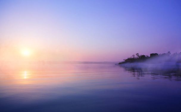 Beau lever de soleil rose sur la mer calme - Photo, image