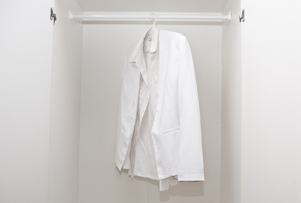 Camicia bianca nel guardaroba
 - Foto, immagini
