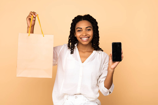 Lány pózol Smartphone és Shopper táska, bézs háttér, Mockup - Fotó, kép