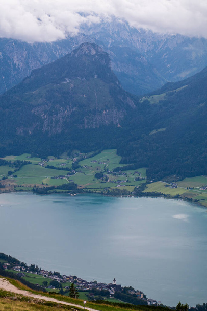 Szcenírozott kilátás a Schafberg-hegy térségére az osztrák Salzburg államban, 2020. augusztus - Fotó, kép