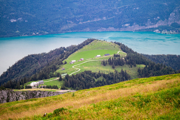 Landschappelijke uitzichten over de omgeving van Schafberg in de Oostenrijkse deelstaat Salzburg, augustus 2020 - Foto, afbeelding