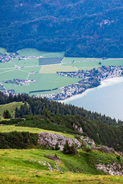 Vistas panorámicas de la zona de la montaña Schafberg y el lago Wolfgangsee en el estado austriaco de Salzburgo, agosto 2020 - Foto, Imagen