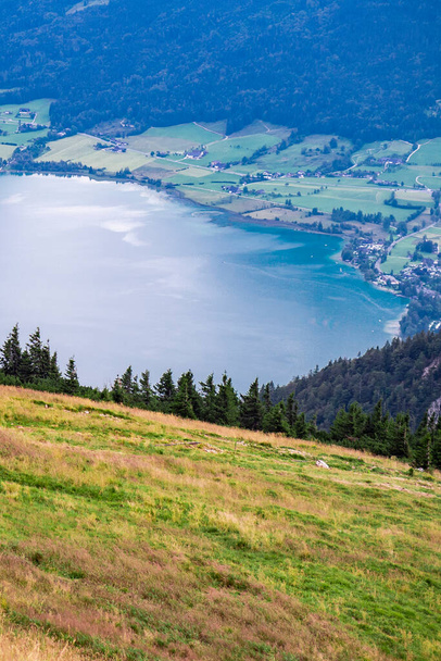 Живописные виды на гору Фасберг и озеро Вольфгангзее в австрийской земле Зальцбург, август 2020 года - Фото, изображение